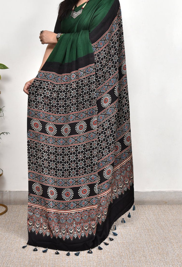 PALLU DARK FOREST GREEN MODAL SILK DIGITAL PRINTED SAREE