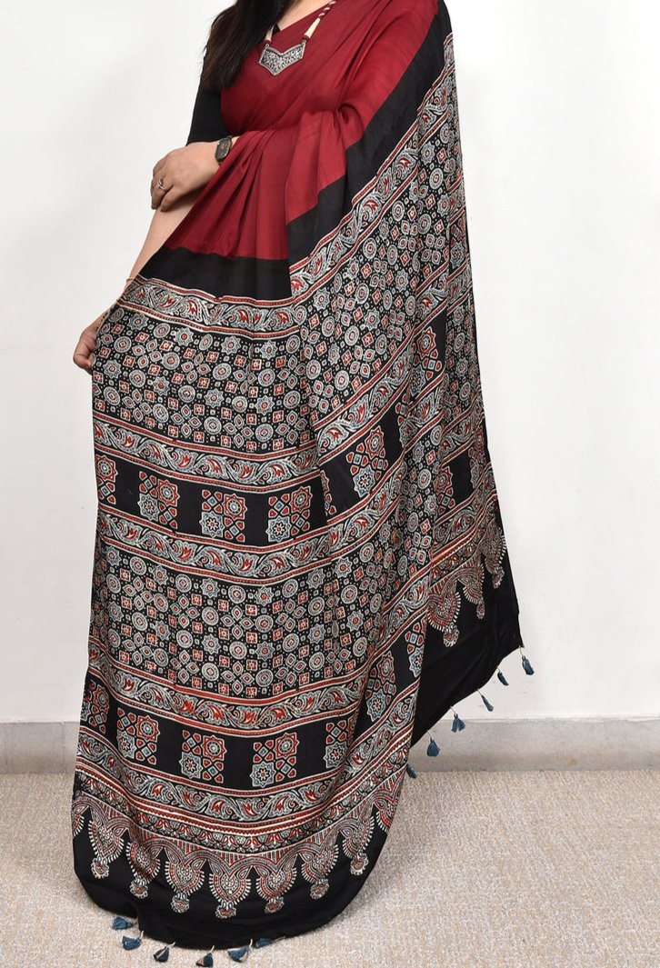 PALLU DARK MAROON MODAL SILK DIGITAL PRINTED SAREE